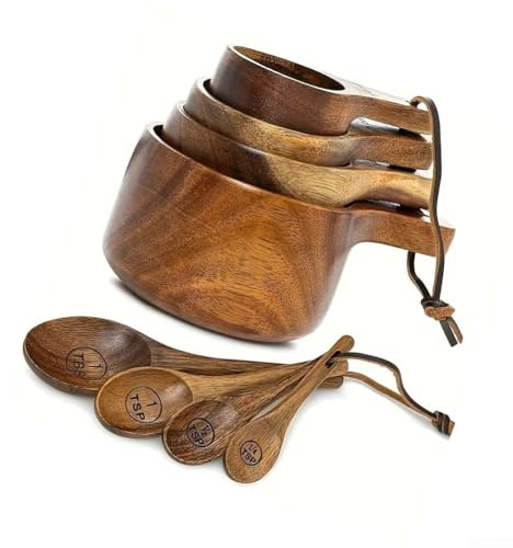 Caswynlife Juego de tazas y cucharas medidoras de madera, 8 piezas de acacia y haya con marcas grabadas, estilo rústico de granja para hornear y cocinar esenciales (2 juegos)
