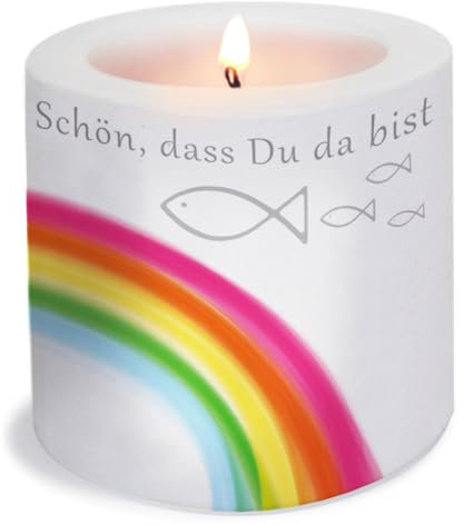 Serviettenshop Kerze rund Rainbow Fishes bunt | Kommunion,Konfirmation, Taufe für Mädchen und Jungen mit Regenbogen und Fische | Schön DASS du da bist | Ø 8cm | Höhe 7,5cm