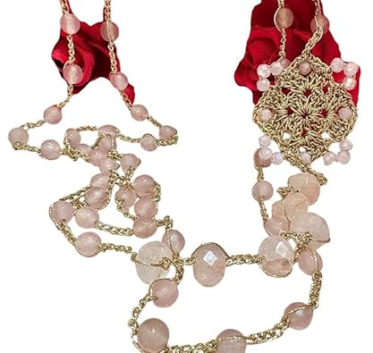 Collana artigianale fatta a mano, lavorata all'uncinetto con filato prezioso oro, pietre naturali di Quarzo rosa, cristalli e mattonella granny, senza chiusura - Idea regalo donna. Pezzo unico.