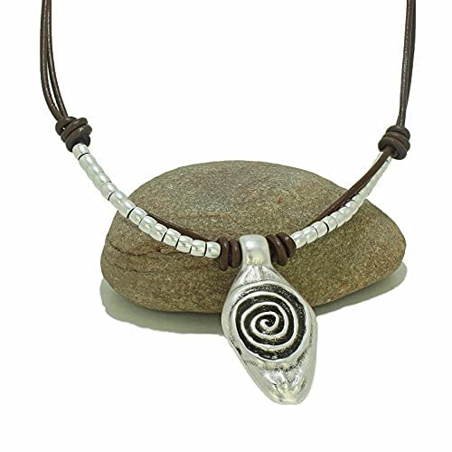 Hecho a mano, collar de cuero y abalorios de zamak, realizado por Intendenciajewels - Collar de zamak - Joyeria de cuero - Collar boho - Collar artesanal - Collar ajustable de 41-45 cm.
