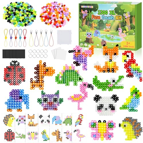 HERMORRYSS Perline da Stirare, Perline a Fusione Animali, 1300 Pezzi 10MM Perline DIY Colorate con 14 Motivo, 10 Cordoncini e 5 Calamite Frigo, per Bambin Artigianato Creativo Regalii Compleanno