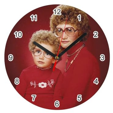 Fabulous Horloge Murale en Verre - Photo Retro Mere & Enfant Pull Rouge Vintage Ringard - Diamètre 20 cm - Blanc