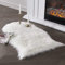 JXLOULAN Faux Lammfell Schaffell Teppich Weiß 60x90 cm, Weicher Flauschiger Teppich Wohnzimmer Deko, Longhair Fell Lammfellimitat Carpet für Stühle Sofa Schlafzimmer Kinderzimmer