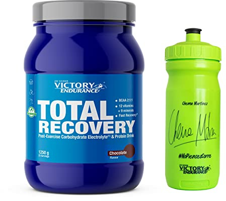 Victory Endurance PACK Total Recovery Sabor Chocolate (1250g) + Regalo Bidón Chema Martinez. Recuperación Post-Entreno de Carbohidratos, Electrolitos y Proteínas. Con BCAA 2:1:1, Vitaminas y Minerales