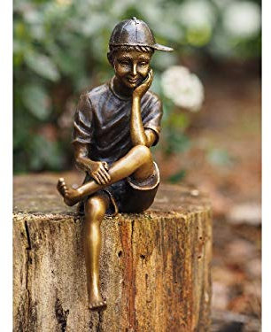 H. Packmor GmbH Bronzefigur sitzender Junge mit Mütze