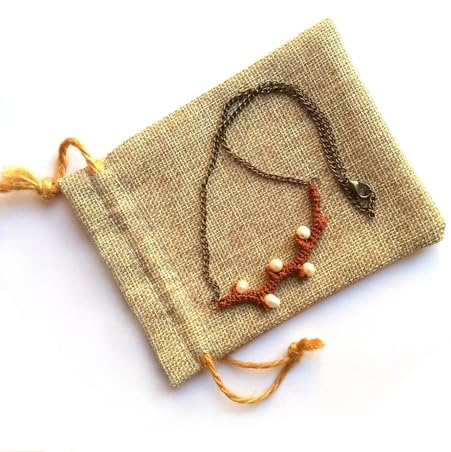 collana con perle naturali di acqua dolce, collana ramo di salice all'uncinetto ricamata con perline, collana tessile, artigianato italiano, made in Italy