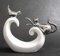 FeinKnick stilvolle Deko mit spielender Katze und Vogel - weiß & silber Katzen Dekoration aus Keramik - moderne Katzenfigur 20cm hoch
