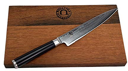Kai Shun DM-0722 Tomatenmesser 15 cm mit Wellenschliff – Damastmesser Premium Küchenmesser für präzise Schnitte inkl. handgefertigtem Fassholzbrett aus Eiche 30x20 cm