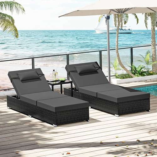 UDPATIO Set di 3 Lettino Prendisole, Poly Rattan, con Cuscino Testa e Tavolo, 5 Regolazioni, Lettini Prendisole da Giardino Impermeabili, per Esterno, Jardín, Patio (Nero)