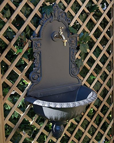 Wandbrunnen aus Gusseisen L 45 x T 25 x H 80 cm. Gewicht 21 kg.