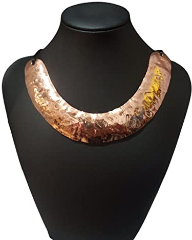 Collana in rame martellato interamente fatta a mano.