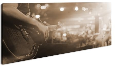 Una guitarra suena con el suave brillo de la luz, mientras que los colores de la música iluminan la noche. Panorama de 100 x 50 cm. Efecto: sepia como lienzo de lienzo, diseño en marco de madera