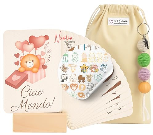 Carte Mese Neonato in Italiano – Set Milestone 7 Pcs con Base in Legno, Stickers e Ciondolo – Baby Cards per Album – Regalo Nascita Handmade con Sacchetto in Cotone (Ciao Mondo!)