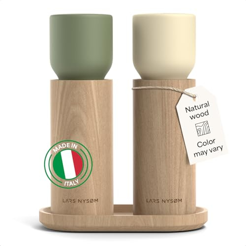 LARS NYSØM Salt och Pepparkvarn Set i Trä med Bricka - Bokträ Design | Manuella kvarnar med justerbart keramiskt malverk - Tillverkad i Italien - Brickan håller ytorna rena - Fint till grovt