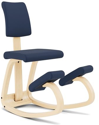 Varier Variable Plus Kniestuhl mit Rückenlehne Natur/Blau – Ergonomischer Bürostuhl im Skandinavischen Design, Aktives Sitzen und Komfort – 10 Jahre Garantie