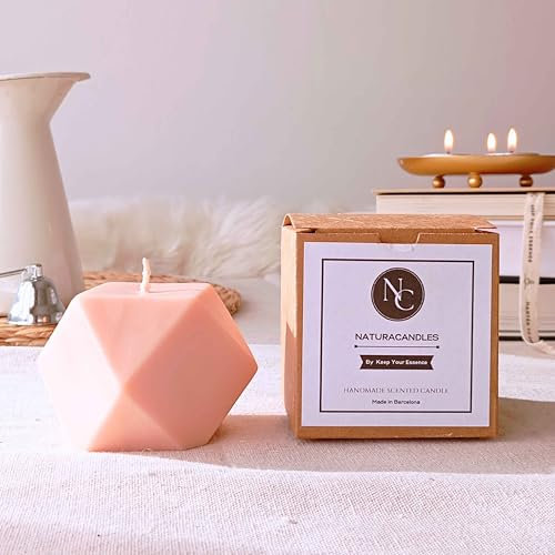 NaturaCandles - Vela aromática 100% artesanal con diseño en tendencia de forma geométrica. Perfecta para decorar y regalar. Aroma irresistible sin abrumador. (FRUITY NUDE)