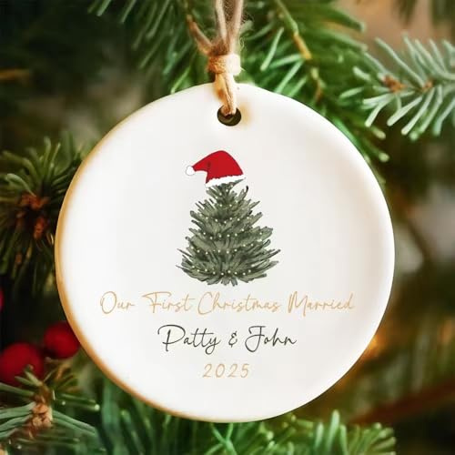 SHENGBEIDZ Adorno Navideño Redondo De Cerámica Personalizado, Regalos De Boda para Parejas 2025 - Decoración para La Primera Navidad De Casados, Regalo Decorativo para El Árbol De Navidad(Style 9)