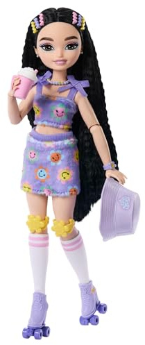 Barbie Dream Besties Renée Poupée articulée aux Cheveux Noirs pratiquant Le Roller, avec 12 Accessoires sur Le thème de la vidéo et de la Nourriture, JFX99