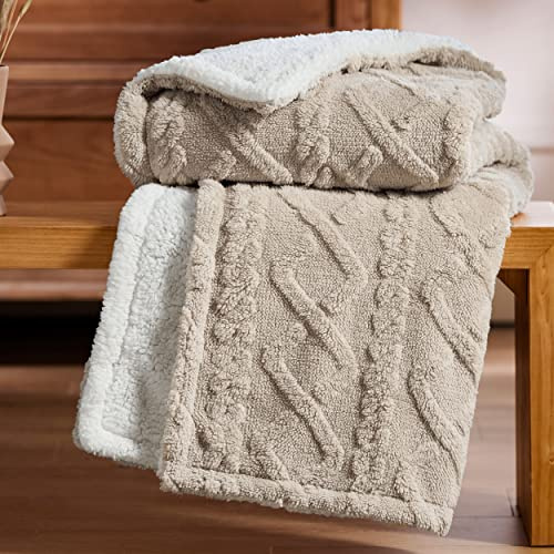 BEDSURE Sherpa Kuscheldecke Strickdecke 150x200 - Warme Wolldecke Taupe | Dicke Sofadecke Flauschig, Geschenke für Frauen, Wohndecke Doppelgesicht Extra Weich, Winterdecke für Couch & Wohnzimmer