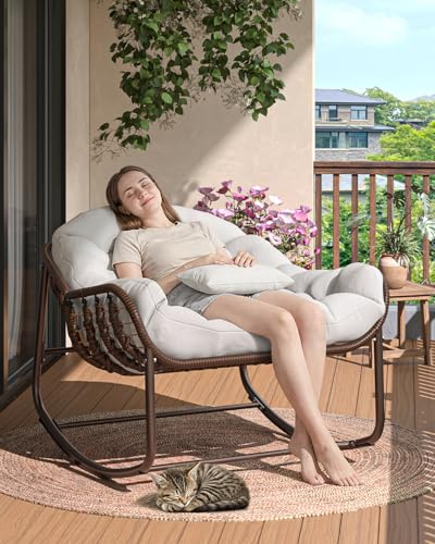 GarveeMore Fauteuil à Bascule Papasan d’extérieur XXL, Chaise œuf en résine tressée avec Coussin épais, Structure métal avec Base en Bois – pour Patio, Jardin, Balcon, Porche – Marron + Tissu écru –