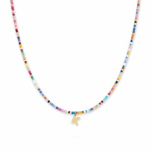 Färgglad pärlhalsband dam | Vattentåligt halsband med bokstaven K | Initialberlock i 18K guldpläterat rostfritt stål | Hudvänligt och justerbart halsband (40–45 cm)