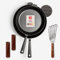 STUR® - ORIGINAL PREMIUM-Set Gusseisenpfanne Induktion 24cm & 28cm inkl. 2x Echtleder Griffschutz, Pfannenwender - Cast Iron Pan Set für alle Herdarten, Kratzfeste Pfanne Gusseisen mit PREMIUM Zubehör