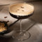Firebox Personalisierbares Espresso Martini Glas mit Gravur (14,4 cm hoch, 10,5 cm Durchmesser) – Individuelles Cocktailglas mit Text für deine Hausbar, Geschenkidee für Cocktail Liebhaber