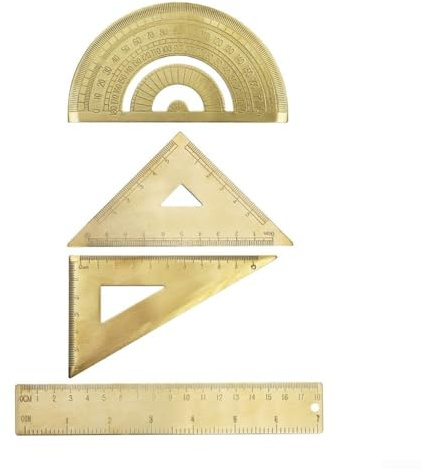 Skrivbordsmaterial med mässingslinjal, isosceles-triangel, gradskiva och höger vinkeltriangel designad för exakta tekniska ritningar