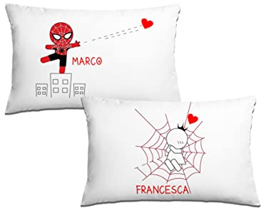 Bulabadoo, Coppia Federe letto matrimoniale San Valentino Personalizzate con Nomi,“Coppia Fumetto Ragno” 80x50 cm, Tessuto OEKO-TEX, Idea Regalo