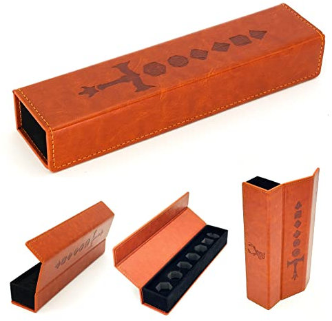 LORE Würfeletui im Pen-and-Paper Würfeldesign aus stilvollem Leder für Tabletop Rollenspiele wie D&D, Cthulhu, DSA etc. zum präsentieren und transportieren von 7 polyedrischen Würfeln
