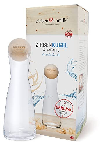 Zirben Familie® das Original ZirbenKugel Set inkl. Wasserkaraffe | Verleiht dem Wasser eine besondere Note | 1 Liter SPIEGELAU Karaffe aus Kristallglas mit Deckel aus ZirbenHolz | Zirbenkugel Edition