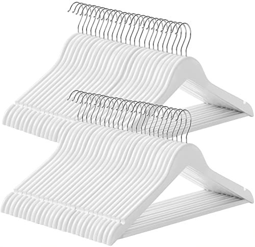 SONGMICS KleiderbÜgel Holz, 50er Set, BÜgel aus Massivholz, Einkerbungen im Schulterbereich, rutschfester Hosensteg, um 360° drehbarer Haken, fÜr AnzÜge, Hemden, weiß-silbern CRW03W-50
