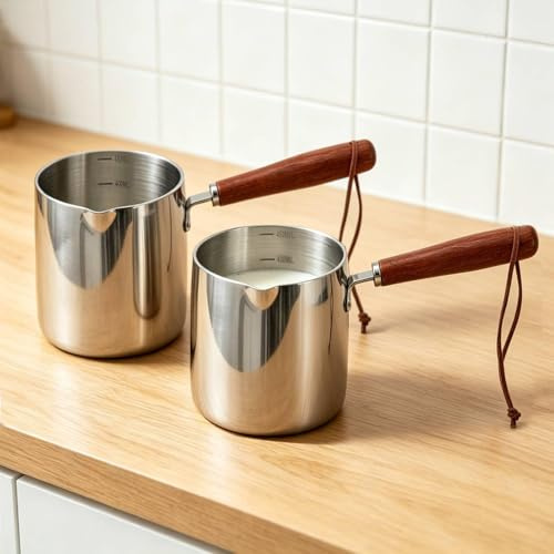 Tissting Set de 2 Mini Cacerolas de Café 450ml, Olla para Leche con Mango de Madera y Vertedor Cazo Pequeño de Acero Inoxidable para Salsas Mantequilla Chocolate Compatible Inducción Cocina Hogar