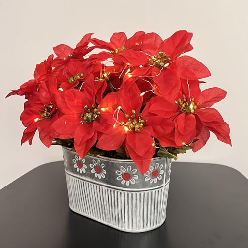 Konstgjord julstjärna julblommor med ljusslingor, festliga falska röda julstjärnor i rustik metallkruka, lyser upp julbordets mittpunkt för heminredning, kök eller kontorsinredning