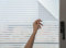 MARAPON® Fensterfolie mit Streifenmuster [105x200 cm] inkl. eBook mit Profitipps - Sichtschutzfolie Fenster mit statischer Haftung - Milchglasfolie - Fensterbilder selbsthaftend Blickdicht