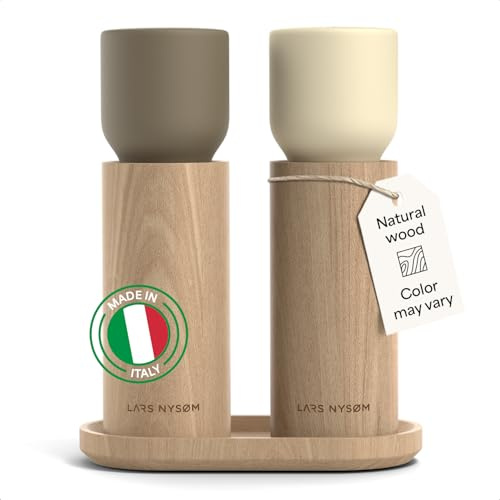 LARS NYSØM Salz und Pfeffermühle Holz Set - Manuelle Holzmühlen mit Keramikmahlwerk und Untersetzer - Große Pfeffermühle & Salzmühle für Grobes Salz - Gewürzmühle für Küche oder Tisch (Brown/Beige)