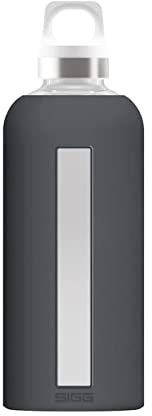 SIGG Star Shade Trinkflasche (0.5 L), schadstofffreie und auslaufsichere Trinkflasche, hitzebeständige Trinkflasche aus Glas mit Silikonhülle 7.3 x 7.3 x 22.1 cm, 0,5 L