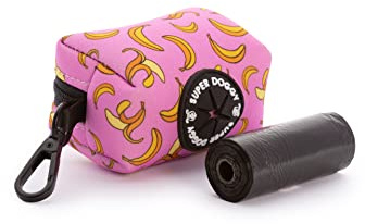 SUPER DOGGY Spender für Hundekotbeutel - Spender für Hundehygienebeutel - Hundekotbeutelspender. Multifunktionale mit Lustigen Designs - Inklusive einer Rolle von Beuteln Abbaubar (Pink Bananas)