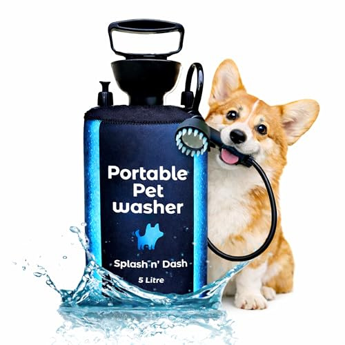 Splash n' Dash 5 Liter Tragbare Hundedusche - Manuelles Duschset mit Bürstenkopf & Neoprenmantel - Tragbare Hundewaschanlage für Zuhause, Reisen oder Outdoor