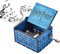 Qazuwa Scatole Musicali in Legno Intagliate Carillon in Legno Regalo Carillon di Legno di Manovella Carillon a Manovella Vintage Antiquariato Idea Regalo per Compleanno Natale San Valentino (Blu)