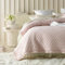 ROOM99 Molly Elegante Tagesdecke in Puderrosa 170 x 210 cm Vielseitige Wohndecke als Bettüberwurf oder Sofaüberwurf Überwurfdecke für Bett und Sofa Steppdecke Stil Ideal als Bedspread