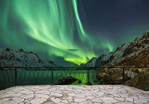 wandmotiv24 Fototapete mit Blick vom Balkon - Grünes Polarlicht, XXL 400 x 280 cm - 8 Teile, Wanddeko, Wandbild, Wandtapete, Raumerweiterung,Landschaft M0603