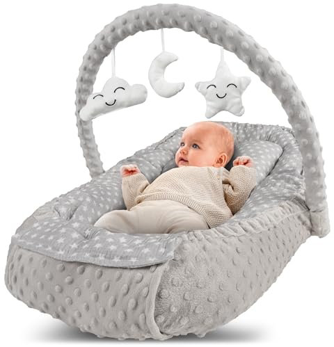 CHILDOO Babynest [inkl. Spielbogen] Baby Nestchen aus OEKOTEX Stoffen, Babynestchen für Neugeborene, Kuschelnest für Mädchen und Jungen | Beige & Bären (Grau mit Sternen)