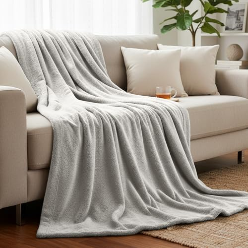 Artecreativa Mantas para Sofá y Cama de Franela, Super Caliente para Adulto y Niño, Suave y Acogedora Manta para Viaje, Sala de Estar, 130 x 160 cm Gris Claro