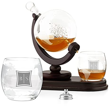 Maverton Decanter per Whisky in vetro - incisione personalizzata - Caraffa a forma di mappamondo da 850 ml + 2 bicchieri da whisky - idee regalo per anniversario - eleganza
