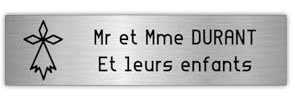 DECOHO - Plaque Boite aux Lettres Personnalisable - Plastique Argent Lettres Noires - 100x25 mm adhésive 2 Lignes avec emblème B - Argent