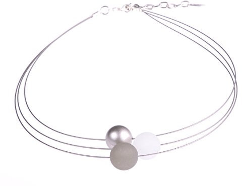 Adi-Modeschmuck Polariskette “Alice”, 3-strängiger Halsreif aus 14mm Polarisperlen mit Einer Akzentperle aus metallic lakiertem Acryl, handgefertigt Berlin. (grau/weiß/Silber)