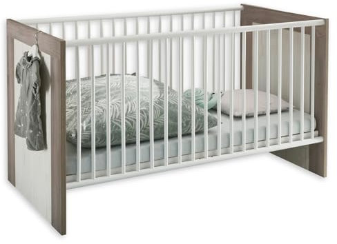 Stella Trading Marbella Sicheres Babybett 70x140 cm in Sibiu Lärche Optik, Nelson Eiche Optik - Funktionales Baby Gitterbett im Landhausstil - 76 x 83 x 144 cm (B/H/T)