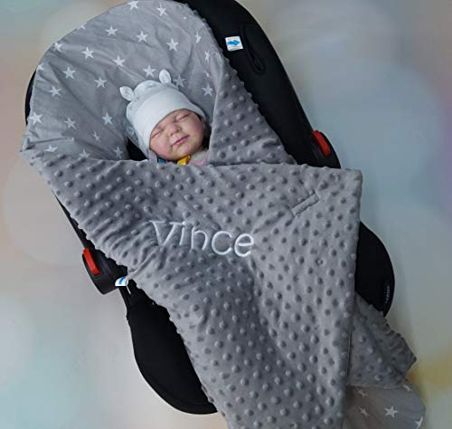 Zweilagige Decke mit Namen - EINSCHLAGDECKE - 90x90 cm - Babydecke für Babyschale - Baumwolle (Sternen - Grau)
