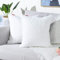 Mandioo Lot de 2 Housses de Coussin en Fausse Fourrure Blanche Pure 65x65cm Taie d'oreiller Douces Moelleuses et Parfaites pour Décorer Votre Canapé Chambre ou Voiture